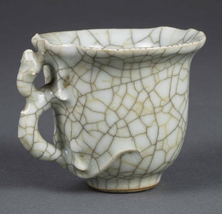 COUPE ARCHAISANTE EN GRES PORCELAINEUX CRAQUELE DE TYPE GEYAO - Chine, Dynastie…