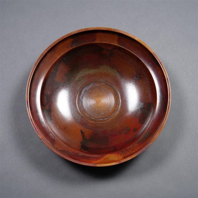 COUPE CIRCULAIRE EN BRONZE A PATINE BRUNE DE TYPE SHUDO PAR YOSHIKO TAKEJI (193…