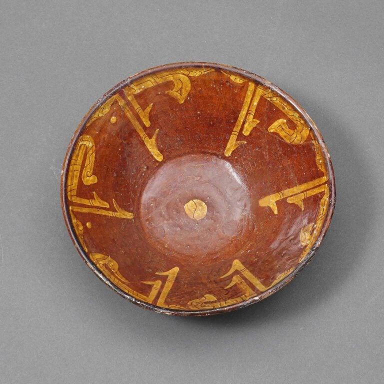 COUPE CIRCULAIRE ET CONIQUE EN TERRE-CUITE A ENGOBE AMBRE - Transoxiane, Probab…