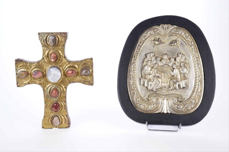 Croix en laiton doré martelé à décor incrusté de pierres. - On y joint une plaq…