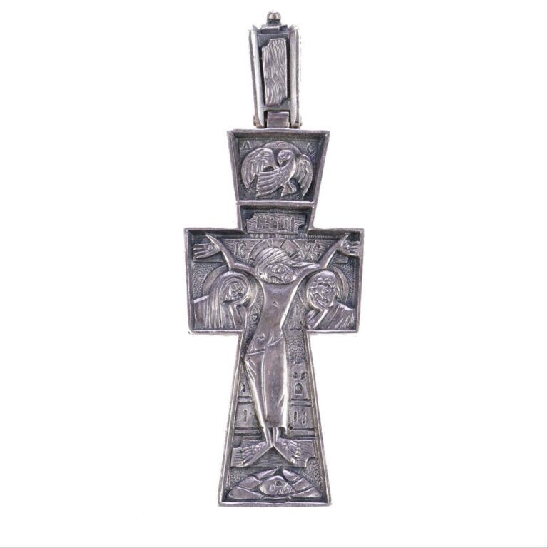 Croix pendentif en argent 925 millièmes à décor ciselé d'une Crucifixion sur l'…