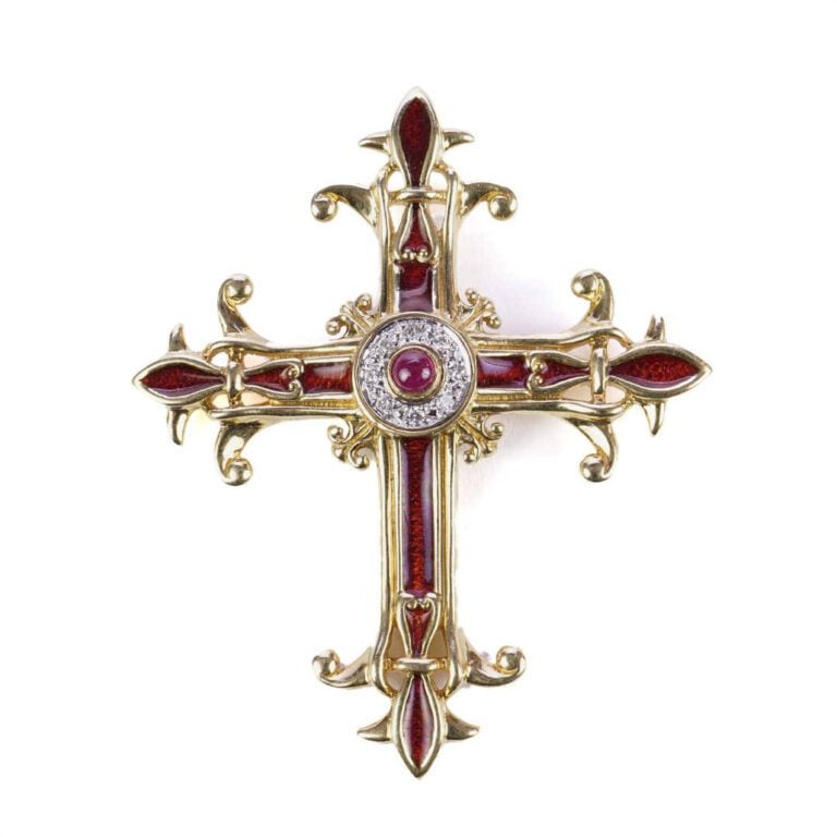 Croix pendentif en or 750 millièmes, à décor émaillé rouge, le centre serti d'u…