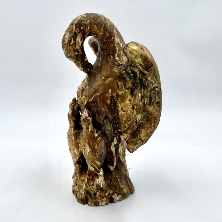 Cygne aux ailes déployées et ses cygnons . Bois doré sculpté. XIXe siècle. H :…
