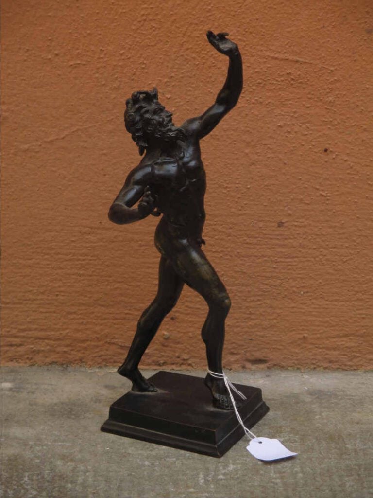 D'après l'antique - Faune - Régule à patine brune. - Socle en métal. - H. : 32…