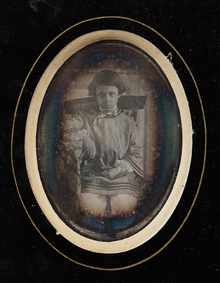 Daguerréotype représentant un portrait de jeune garçon russe assis. - Russie, s…