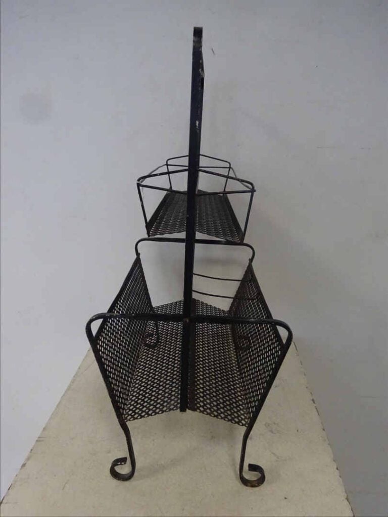 Dans le goût de Mathieu MATEGOT - Porte-revue en tôle perforée noire. - 66 x 42…