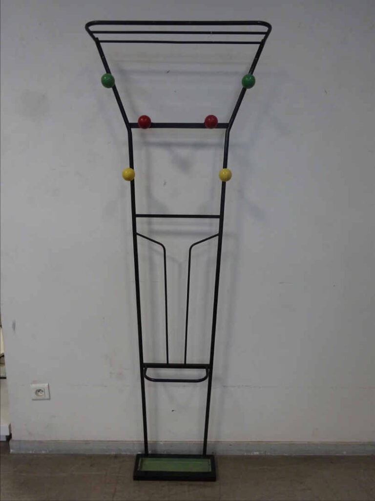 Dans le goût de Roger FERAUD - Porte-manteau à structure en métal laqué noir et…