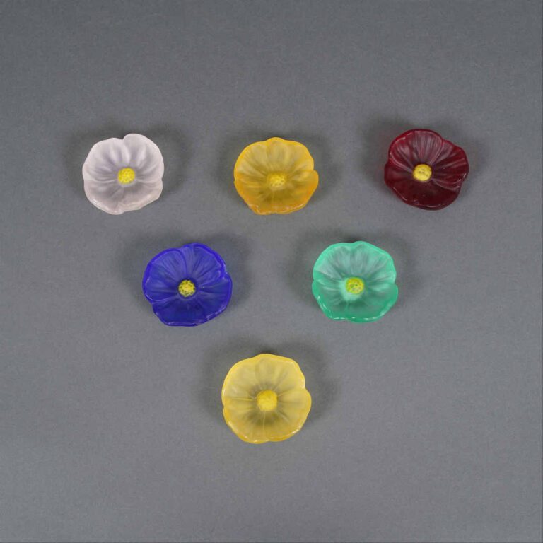 DAUM FRANCE - Ensemble de six fleurs opalines polychromes à coeur jaune en pâte…
