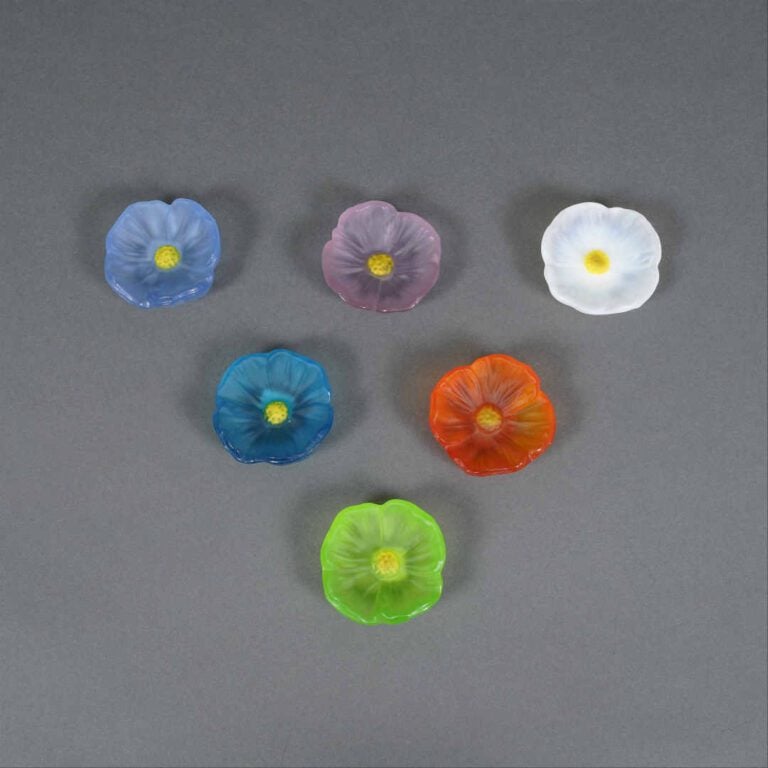 DAUM FRANCE - Ensemble de six fleurs opalines polychromes à coeur jaune en pâte…