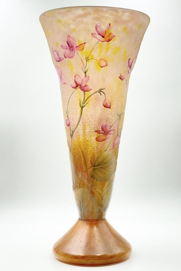 DAUM , Nancy - Grand vase conique en verre multicouche sur une base circulaire…