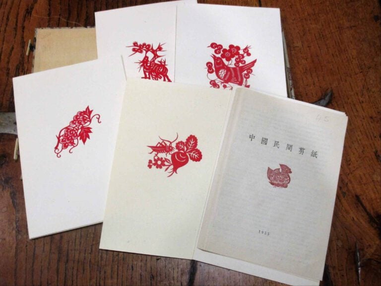 Découpures de papier. Technique chinoise. - Pékin, 1955. - Boite fermée avec de…