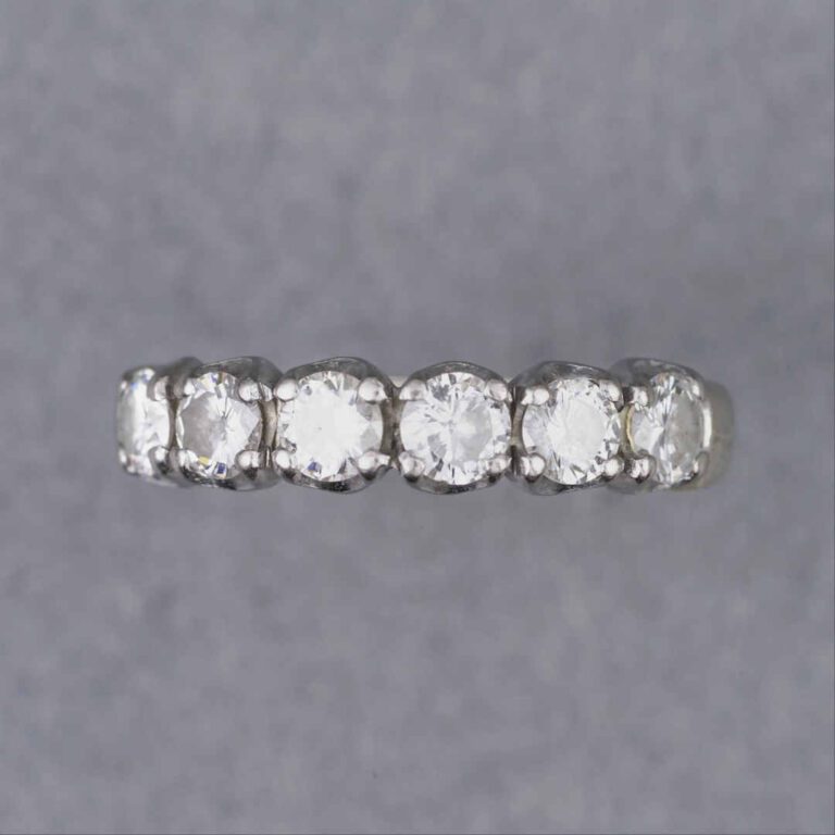 Demi-alliance américaine en or blanc 18K (750%o) sertie de 6 diamants de taille…