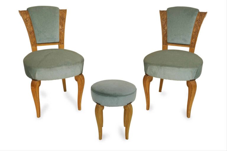 Deux chaises à dossier renversé en bois naturel, les montants à décor floral st…