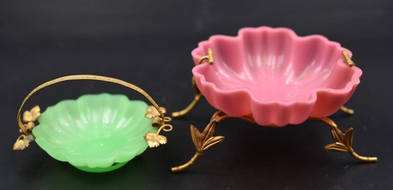 Deux coupes vide-poche : - 1°/ Petite coupe en forme de panier en opaline verte…