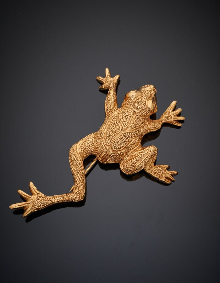 Deux importantes BROCHES en métal doré l'une signée CHRISTIAN DIOR « crapaud »,…