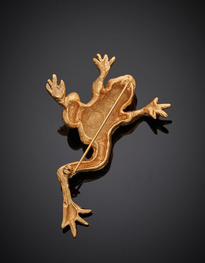 Deux importantes BROCHES en métal doré l'une signée CHRISTIAN DIOR « crapaud »,…