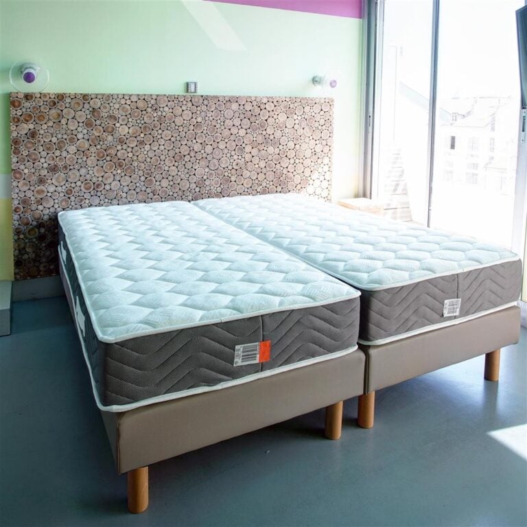 Deux sommiers et deux matelas. 90 x 200 cm (chaque)[63]