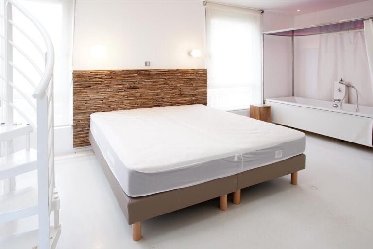 Deux sommiers et matelas simples. 90 x 200 cm (chaque). [47]