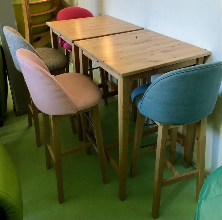 Deux tables hautes et quatre chaises hautes à tissus divers, Maisons du monde.…