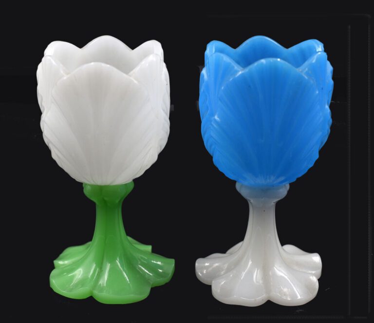 Deux vases : - 1/ Vase tulipe en opaline bleue moulée à feuilles d'acanthe et p…