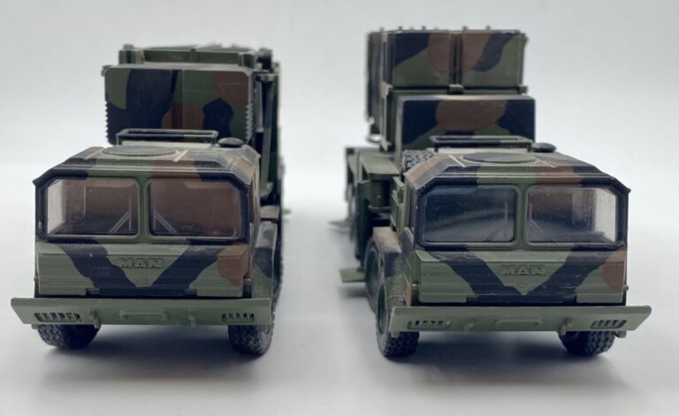 Deux véhicules militaires blindés (échelle au 43e) en résine et métal peints. M…