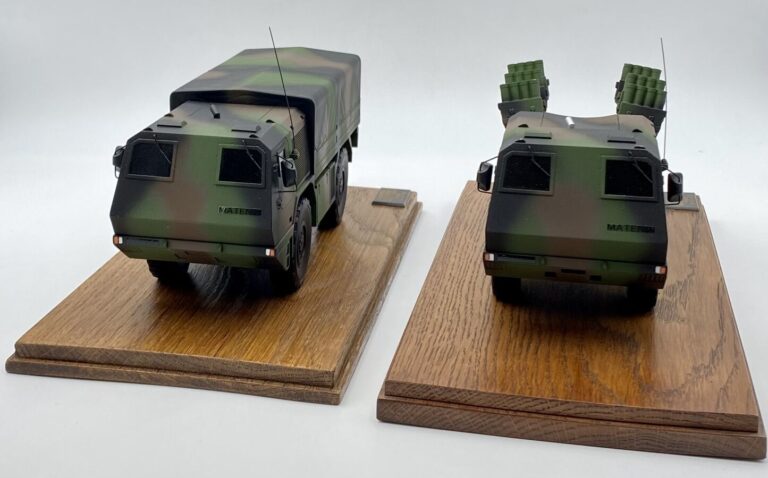 Deux véhicules militaires blindés (échelle au 43e) en résine et métal peints. M…