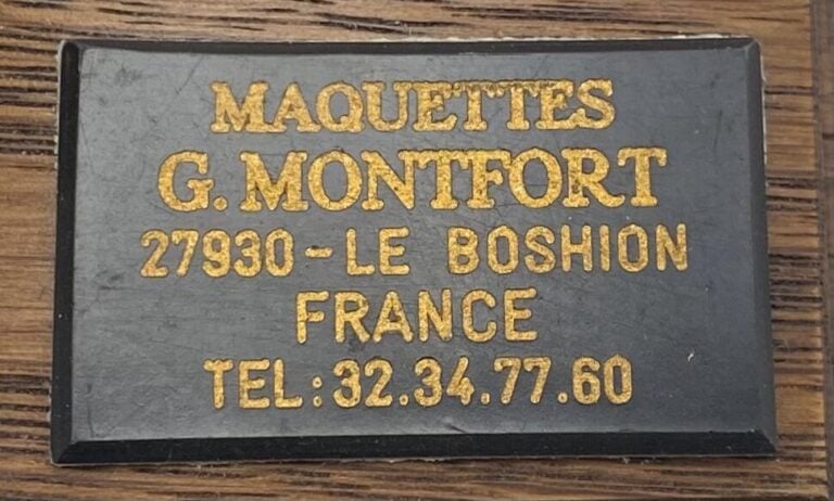 Deux véhicules militaires blindés (échelle au 43e) en résine et métal peints. M…