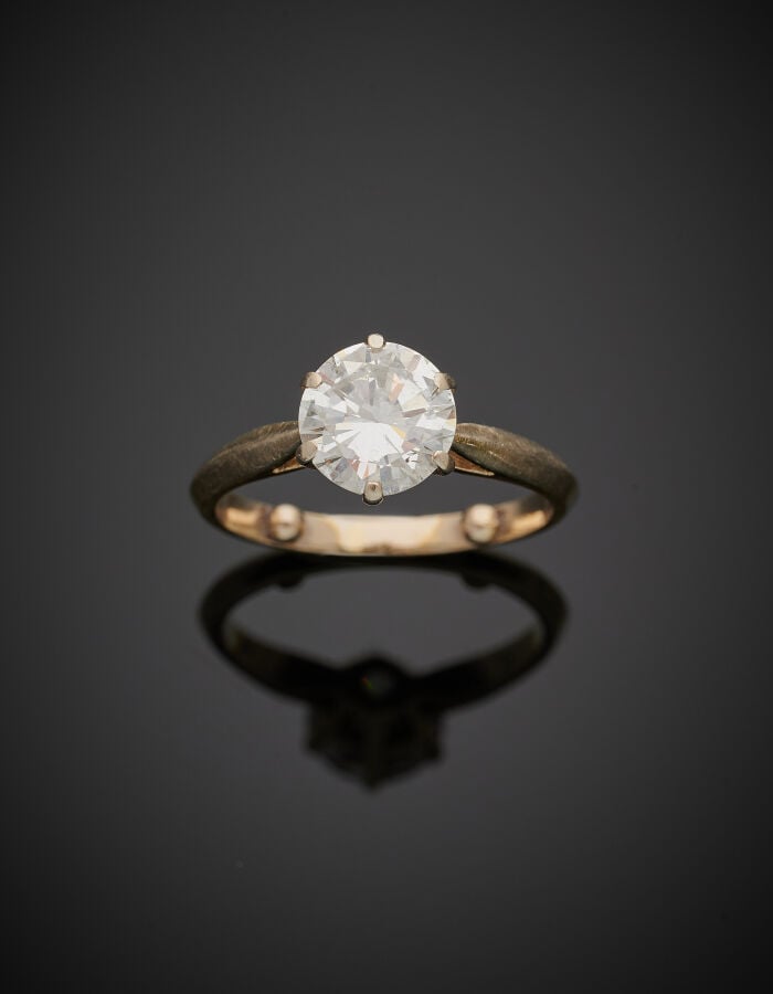 DIAMANT taille brillant pesant 1,84 carat. Accompagné d'un rapport d'analyse du…