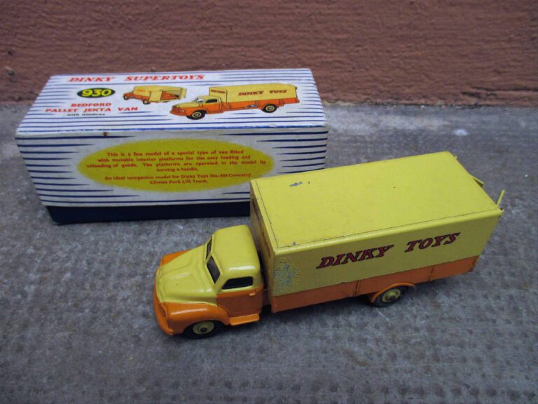 DINKY SUPERTOYS - Camion BEDFORD PALLET JEKTA bicolore jaune, Ref : 930. - Dans…
