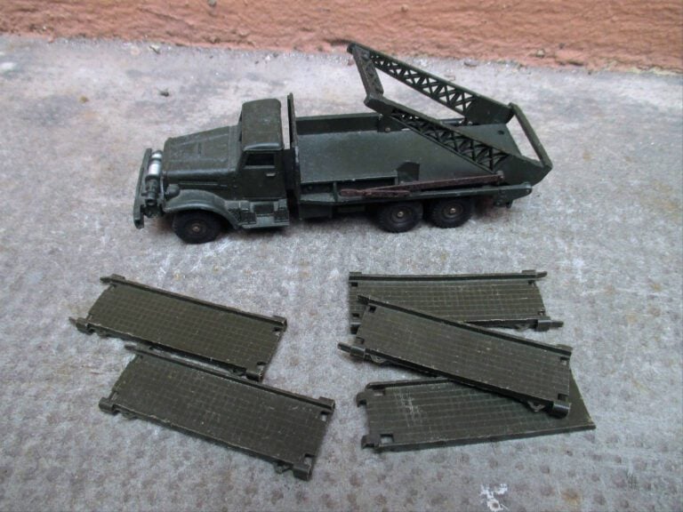 DINKY SUPERTOYS - Camion militaire BROCKWAY, Ref : 884. - (En l'état, manques).…
