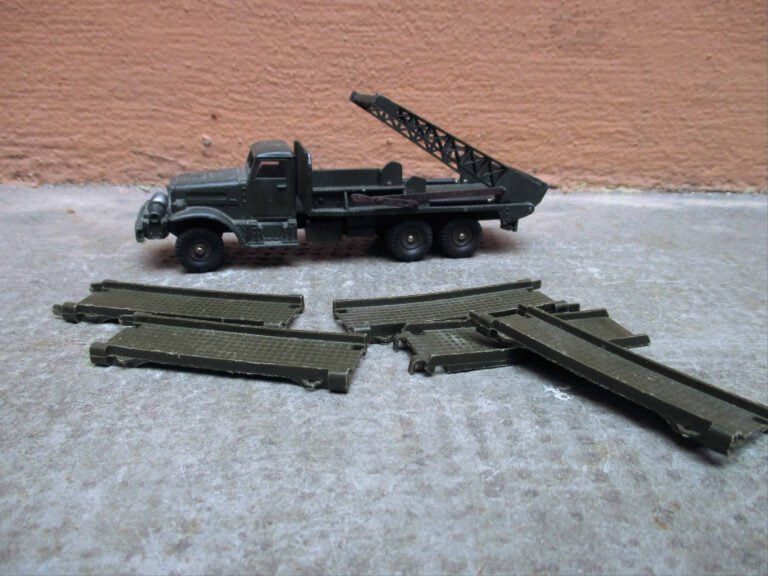 DINKY SUPERTOYS - Camion militaire BROCKWAY, Ref : 884. - (En l'état, manques).…