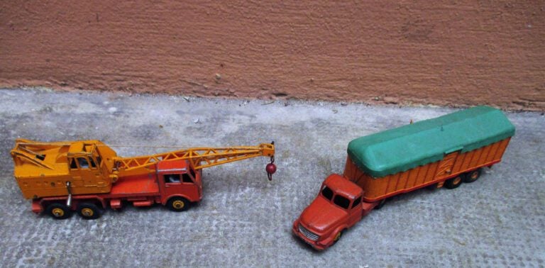 DINKY SUPERTOYS - Ensemble de deux véhicules comprenant : - - Camion WILLEME et…