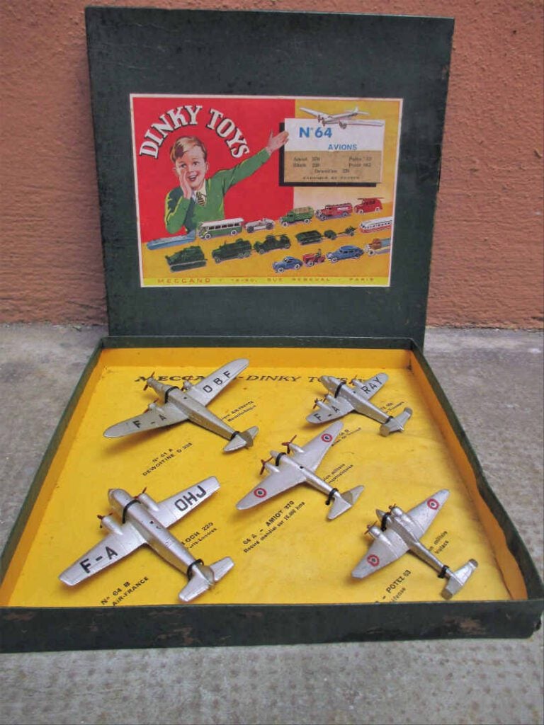 DINKY TOYS - Boîte avions N°64 comprenant cinq avions. - (Etat d'usage).