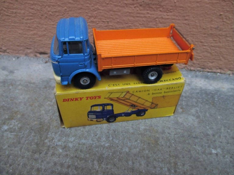 DINKY TOYS - Camion GAK Berliet à benne basculante, Ref : 585. - Dans sa boîte…