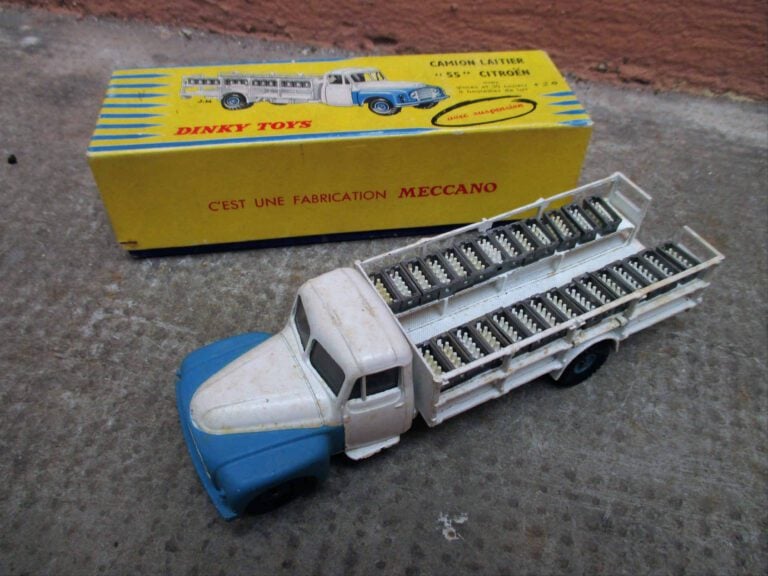 DINKY TOYS - Camion laitier Citroën 55 avec ses casiers à bouteilles, Ref : 586…
