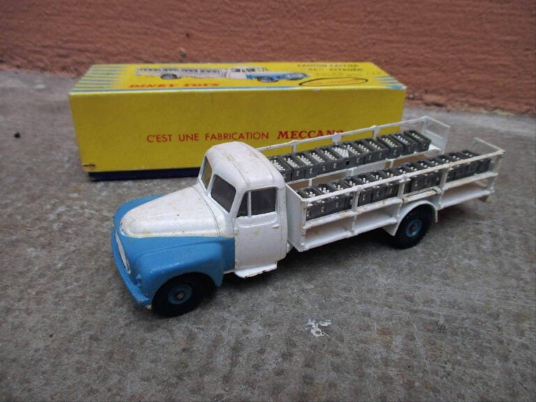 DINKY TOYS - Camion laitier Citroën 55 avec ses casiers à bouteilles, Ref : 586…