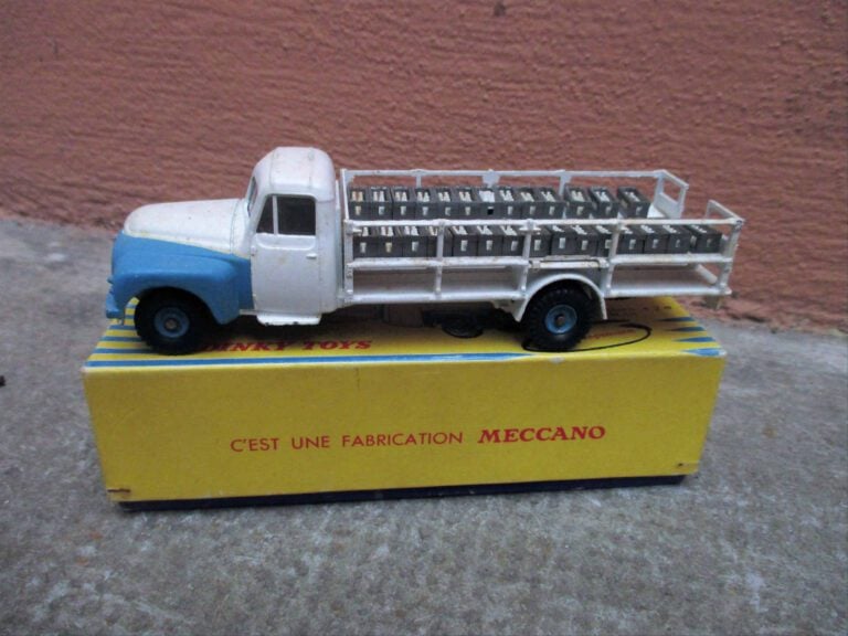 DINKY TOYS - Camion laitier Citroën 55 avec ses casiers à bouteilles, Ref : 586…
