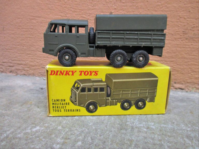 DINKY TOYS - Camion militaire Berliet tous terrains, N° 818. - Dans sa boîte d'…