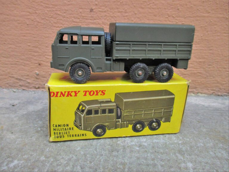 DINKY TOYS - Camion militaire Berliet tous terrains, N° 818. - Dans sa boîte d'…