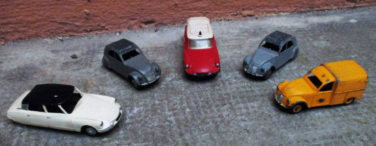 DINKY TOYS - Ensemble de cinq véhicules comprenant : - - Citroën 2CV grise. - -…
