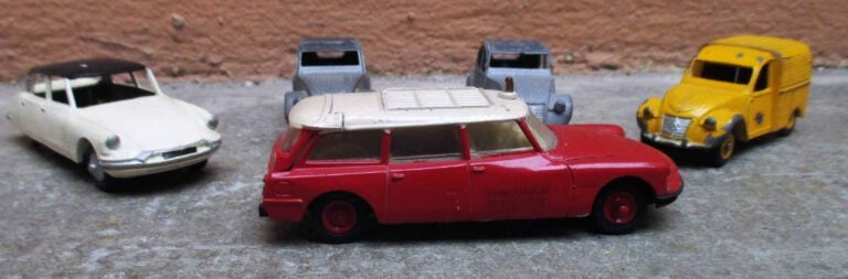 DINKY TOYS - Ensemble de cinq véhicules comprenant : - - Citroën 2CV grise. - -…