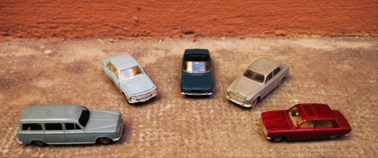 DINKY TOYS - Ensemble de cinq voitures comprenant : - - Peugeot 403, Ref : 24F.…