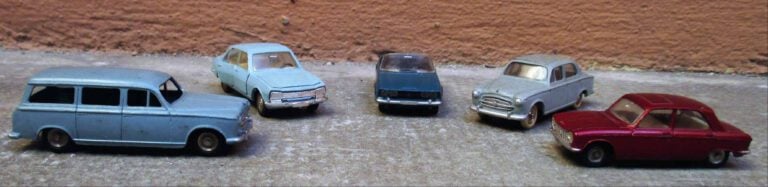 DINKY TOYS - Ensemble de cinq voitures comprenant : - - Peugeot 403, Ref : 24F.…