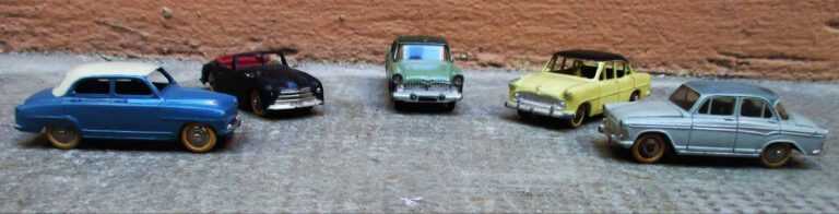 DINKY TOYS - Ensemble de cinq voitures comprenant : - - Simca Versailles, Ref :…
