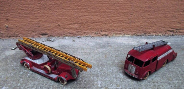 DINKY TOYS - Ensemble de deux véhicules comprenant : - - Une auto-échelle de po…