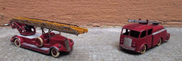 DINKY TOYS - Ensemble de deux véhicules comprenant : - - Une auto-échelle de po…