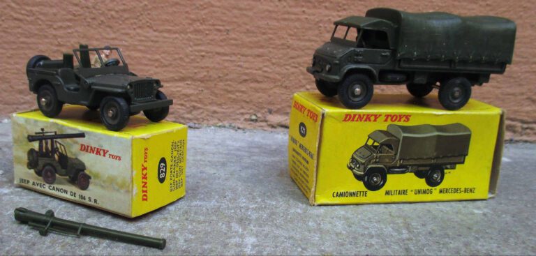 DINKY TOYS - Ensemble de deux véhicules militaires comprenant : - - Camionnette…