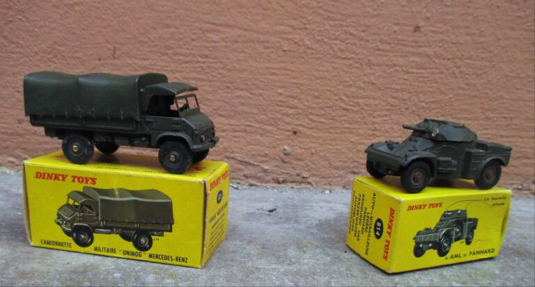 DINKY TOYS - Ensemble de deux véhicules militaires comprenant : - - Camionnette…
