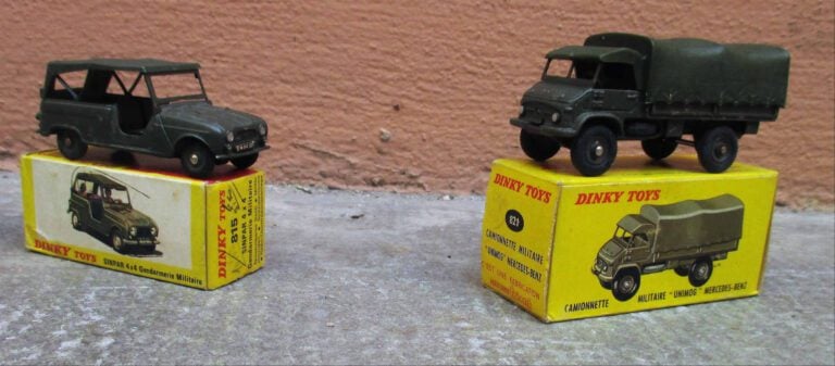 DINKY TOYS - Ensemble de deux véhicules militaires comprenant : - - Camionnette…