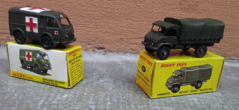 DINKY TOYS - Ensemble de deux véhicules militaires comprenant : - - Camionnette…